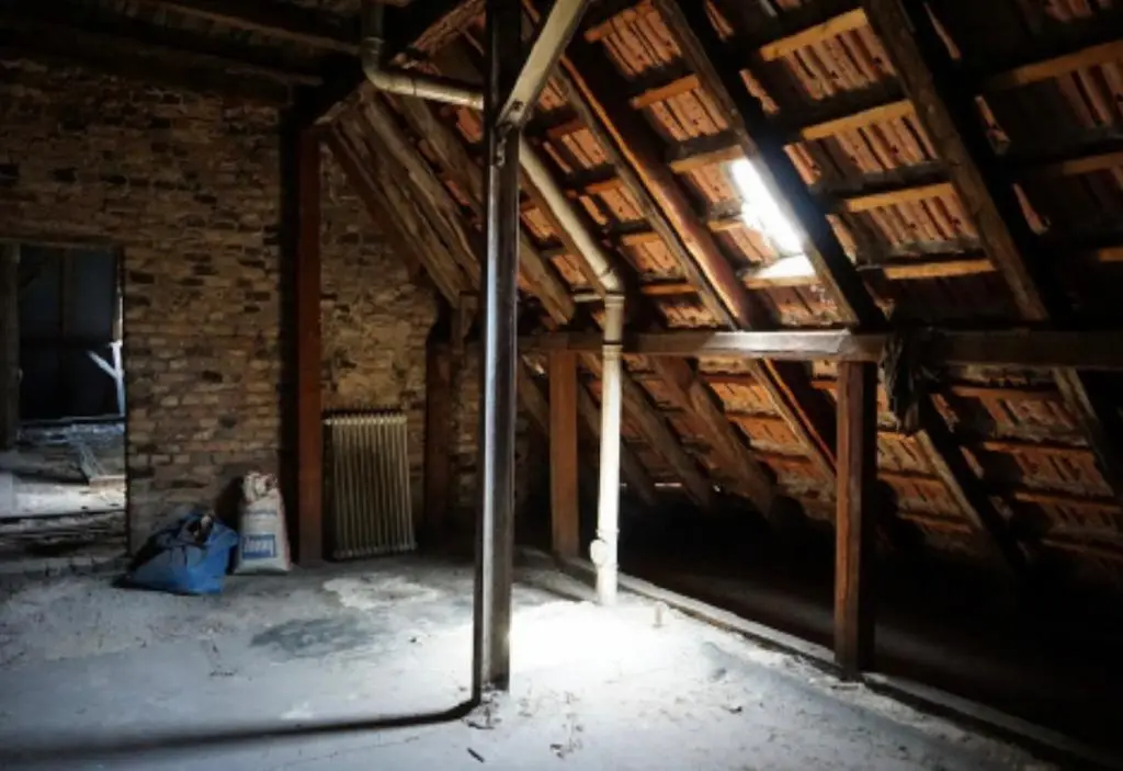 Unausgebauter Dachboden in der Alt-Moabit 104 in Berlin vor dem Dachausbau, mit altem Gebälk und Ziegeldeckung