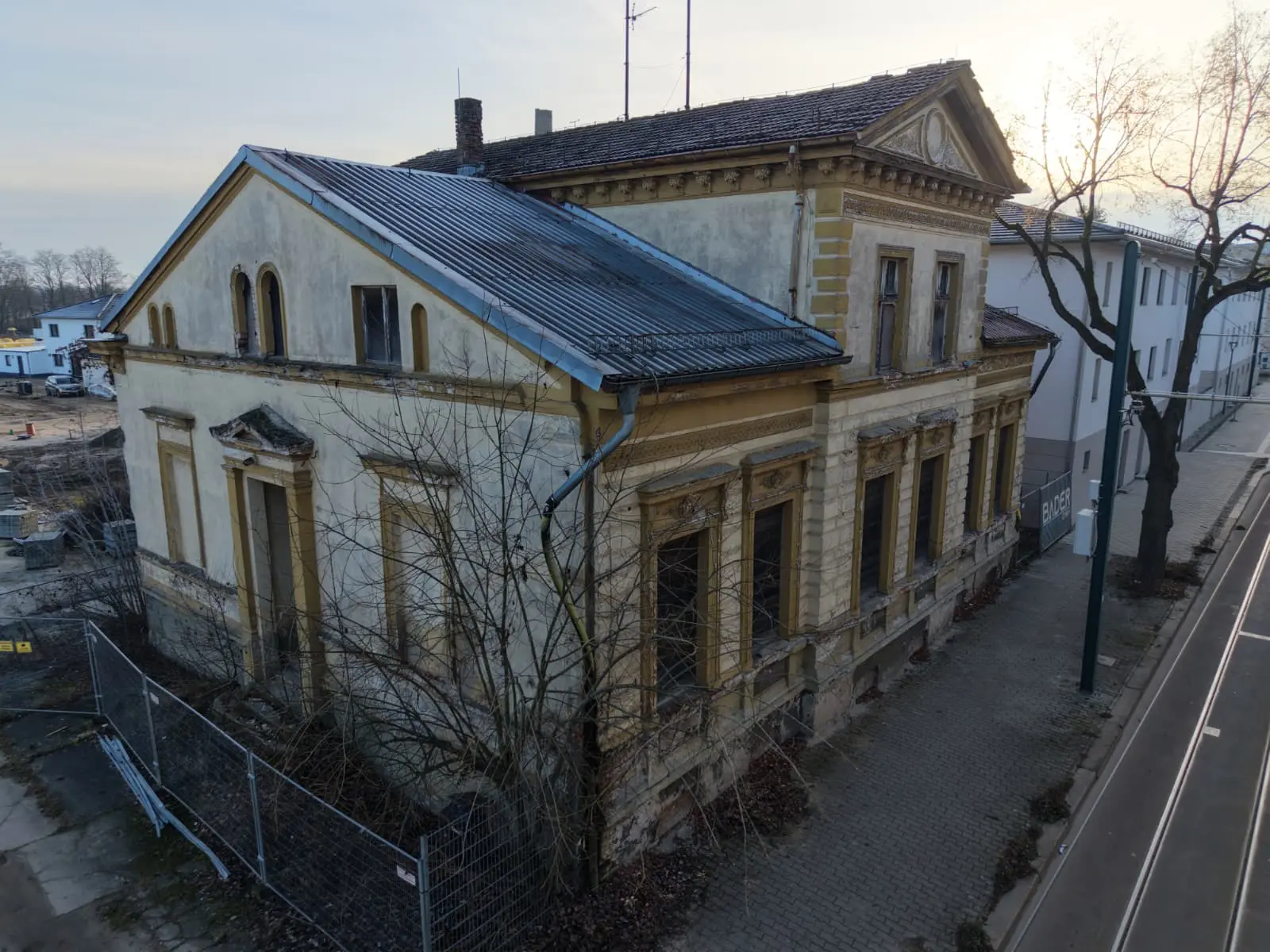 Denkmalgeschützte Industriellenvilla Herbert-Jensch-Straße 10 in Frankfurt mit klassizistischer Fassade vor der Sanierung