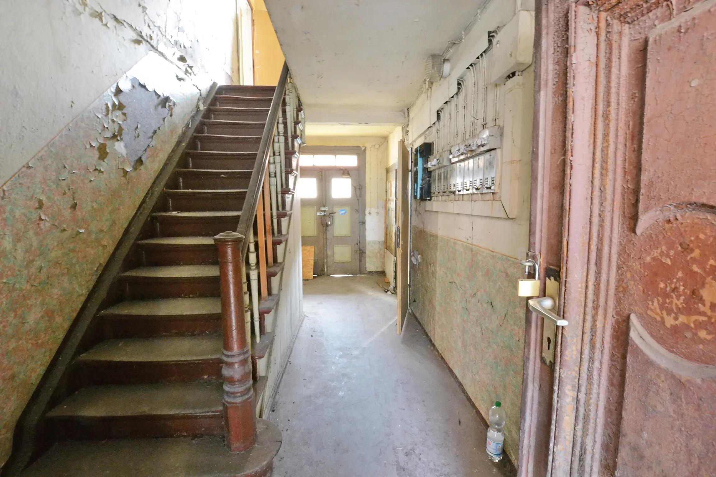 Unsanierter Hausflur mit historischem Holztreppenhaus im Denkmal Sankt-Michael-Straße in Magdeburg vor der Sanierung