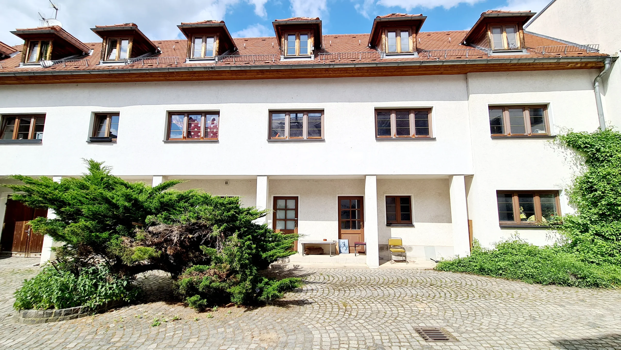 Lausener Dorfplatz. Furkes Investment
