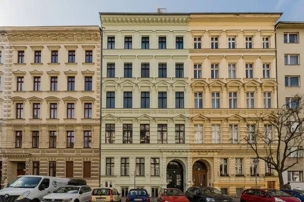 Wohn- und Geschäftshaus Hagelberger Straße 46 in Berlin mit sanierter Gründerzeitfassade, Straßenansicht
