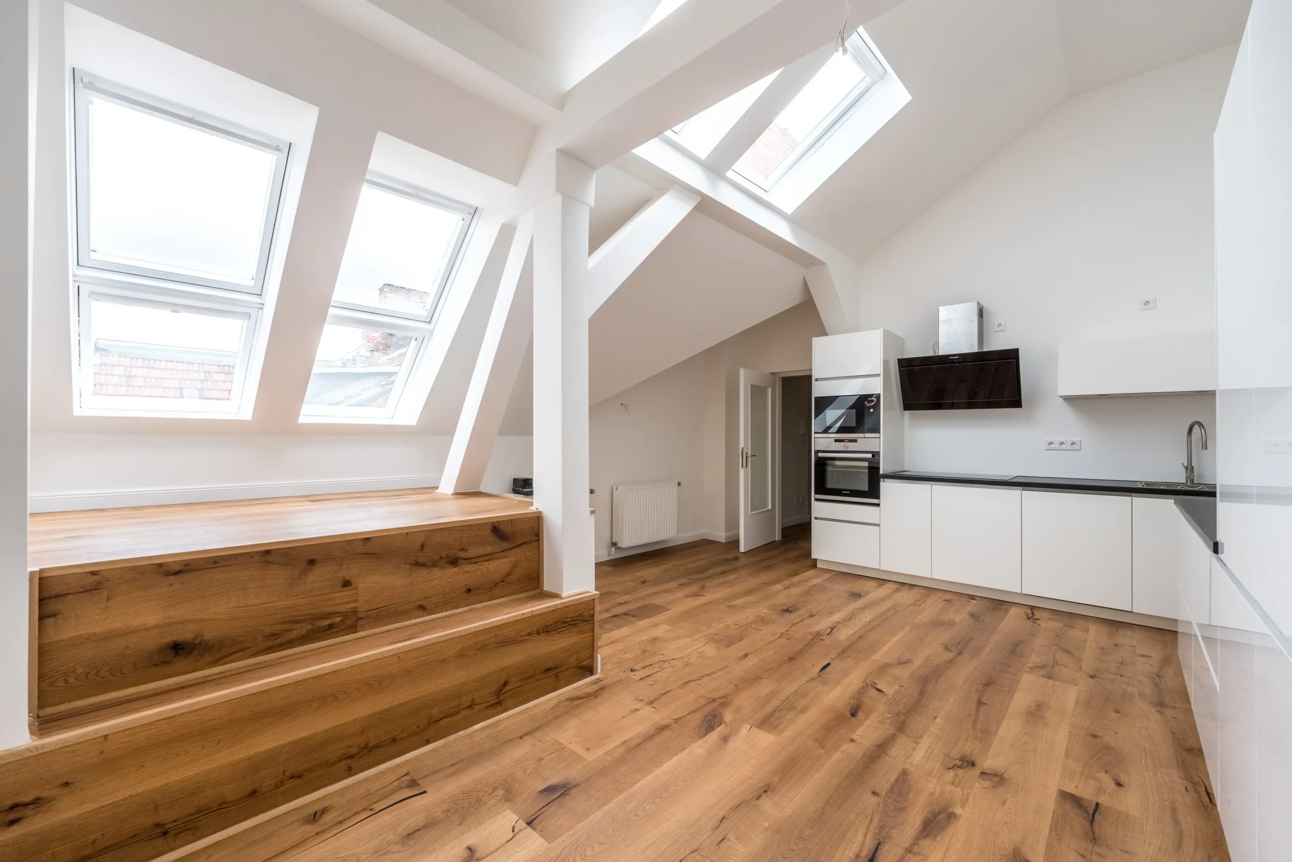 Ausgebaute Dachgeschosswohnung Hagelberger Straße 46 in Berlin mit Einbauküche, Dachfenstern und Eichenparkett